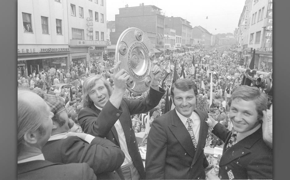 Mit der Meisterschale beim Autokorso durch die Stadt, 1971