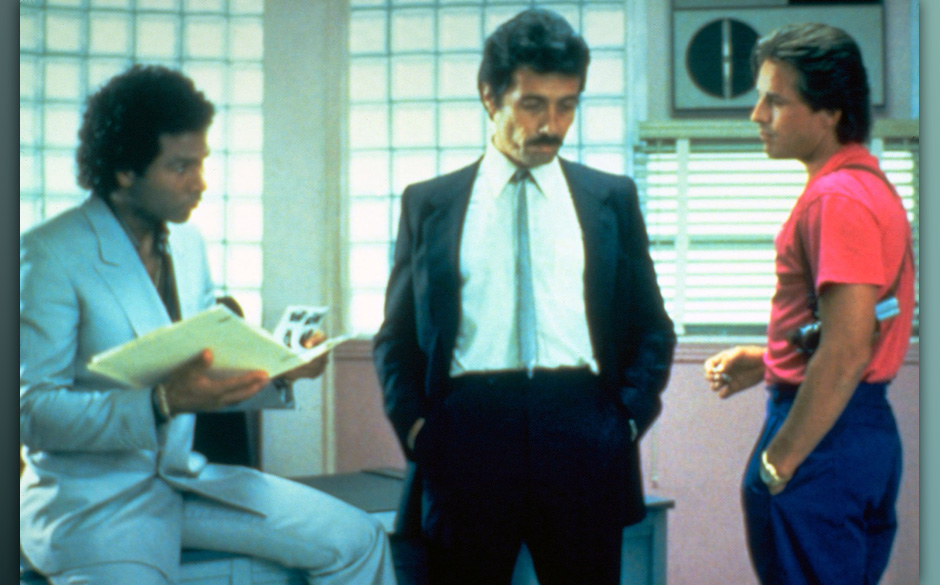 Einsatzbesprechung mit Lt. Castillo (Edward James Olmos).