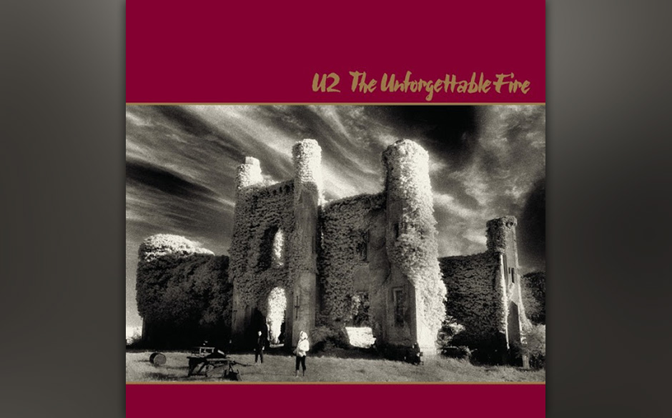 8. "A Sort Of Homecoming".
Der atmosphärisch dichte Auftakt von „The Unforgettable Fire“, spürbar von der Produktion...