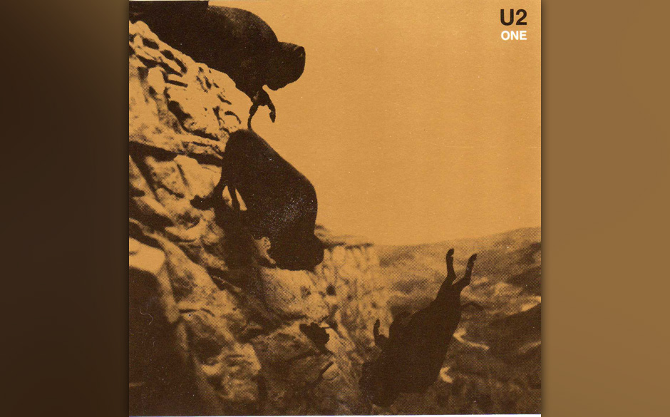 4. "One".
Vielleicht das berühmteste Stück von U2, das auf einer schlichten, aber zwingenden Akkordfolge von The Edge ba...