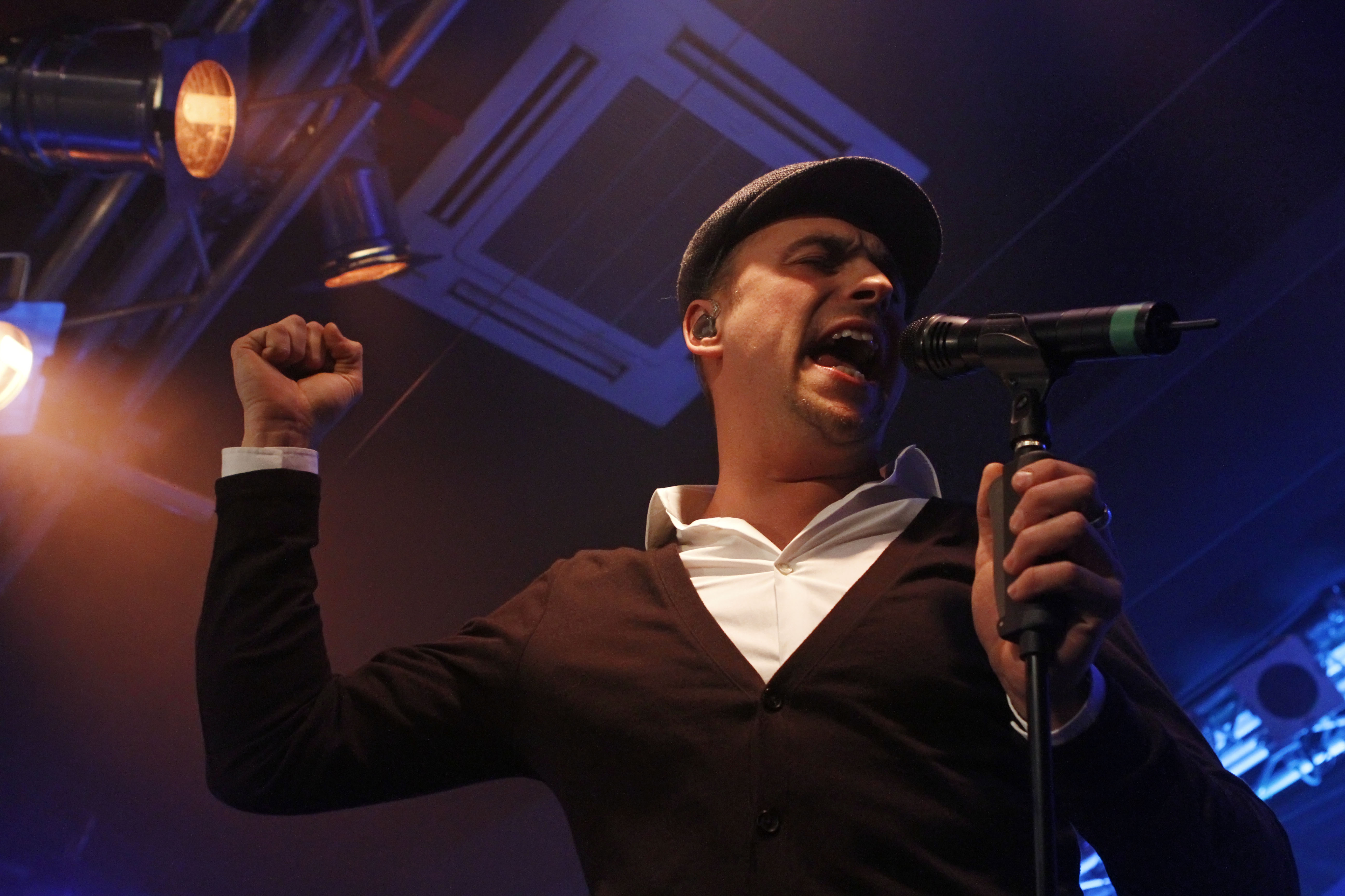 Max Mutzke, Baden-Würtemberg. Stefan Raabs ehedem traniges Mündel gibt den schwitzigen Soul Man mit Background-Chor, Sta...