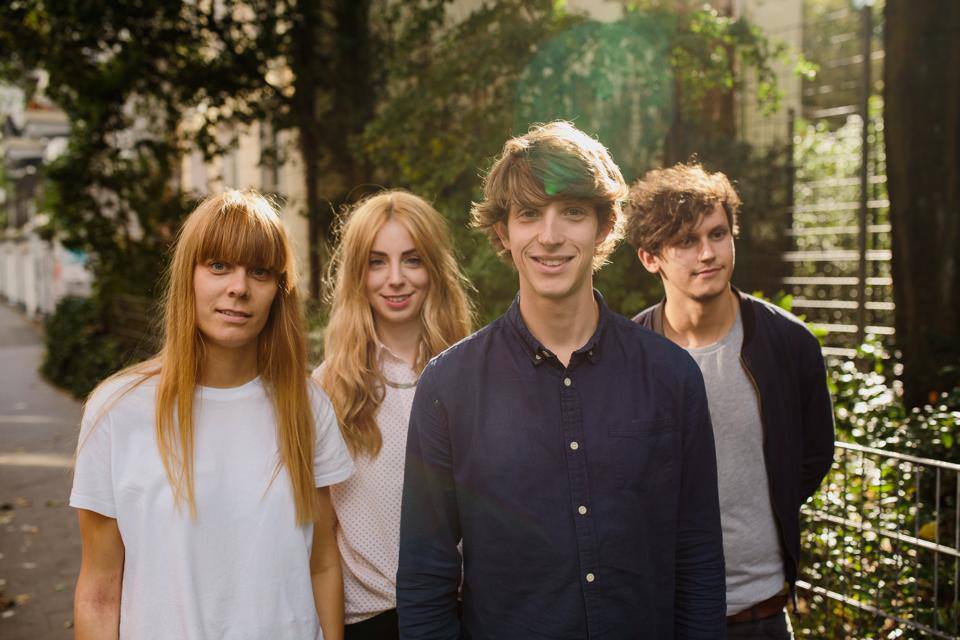 Tonbandgerät, Schleswig-Holstein.
Aufgeweckter Frischwärts-Pop von sympathischem Springinsfeld.