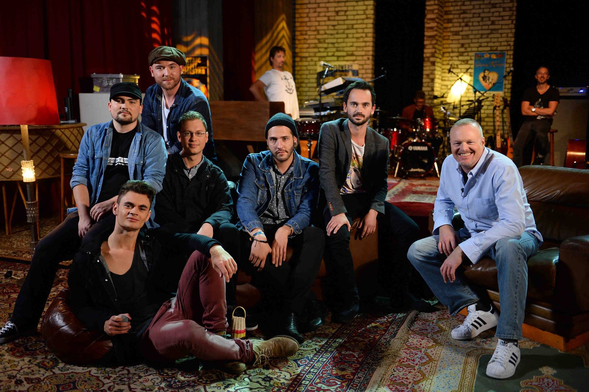 Duerer, Thüringen.
Ein Thüringer Jungmänner-Singkreis mit Schöngeträller und geklampftem Banjo-Schlager.