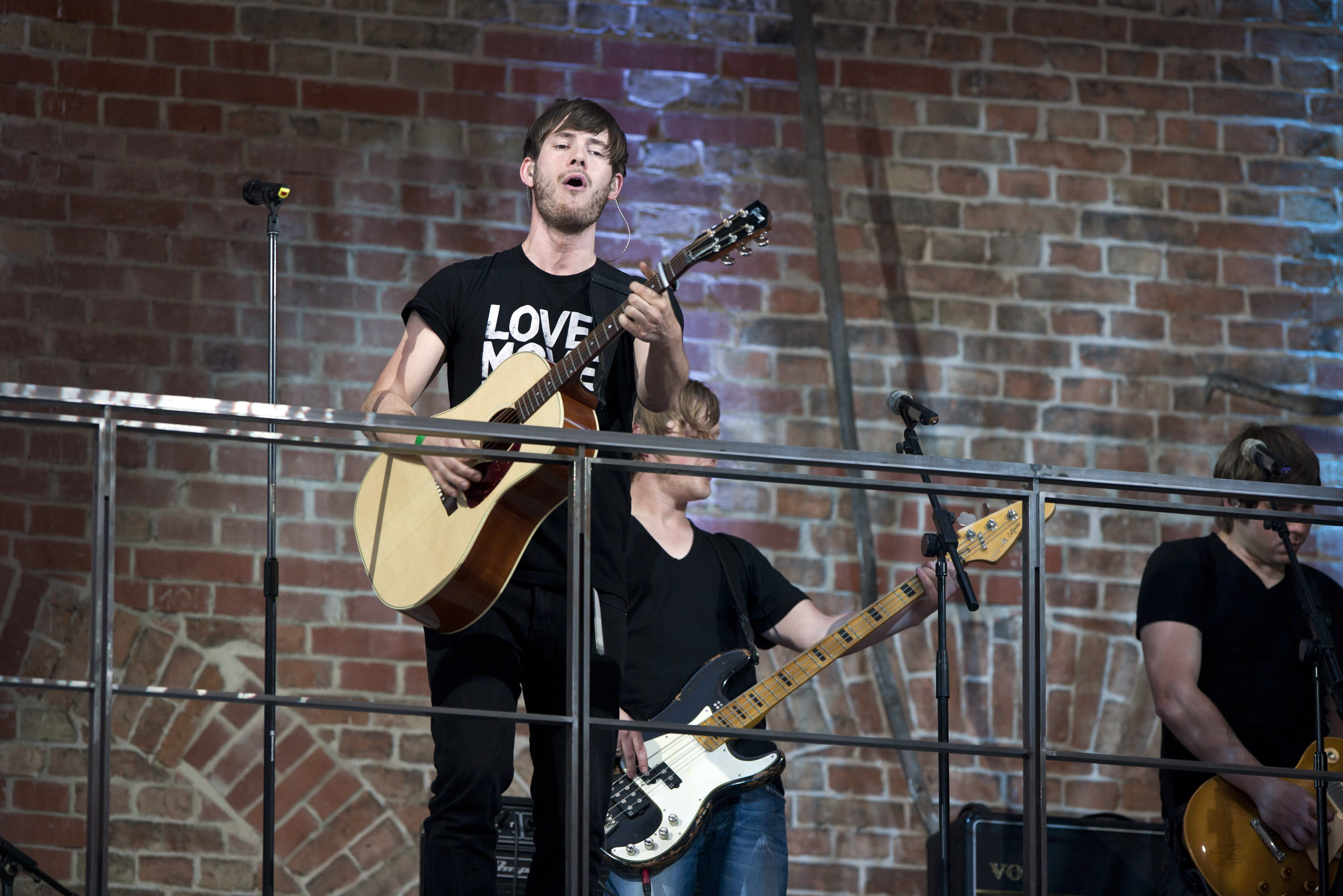 Revolverheld, Bremen.
Eingängige Ermutigunsghymne mit Fluchtpathos und Schlager-Bravado.