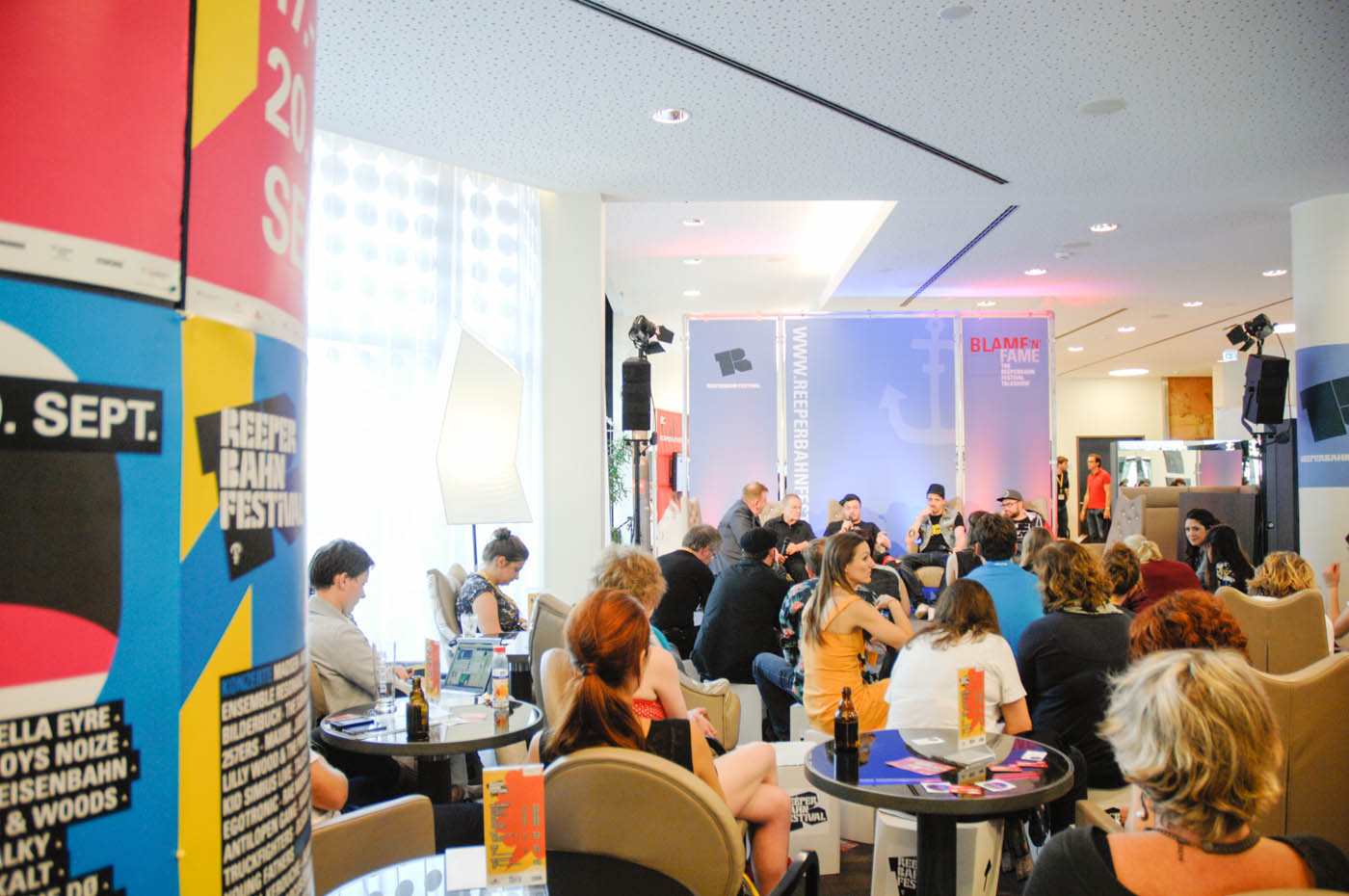 ecsImgBrandingsaeuleMitPublikumLobby-2144240506581040232