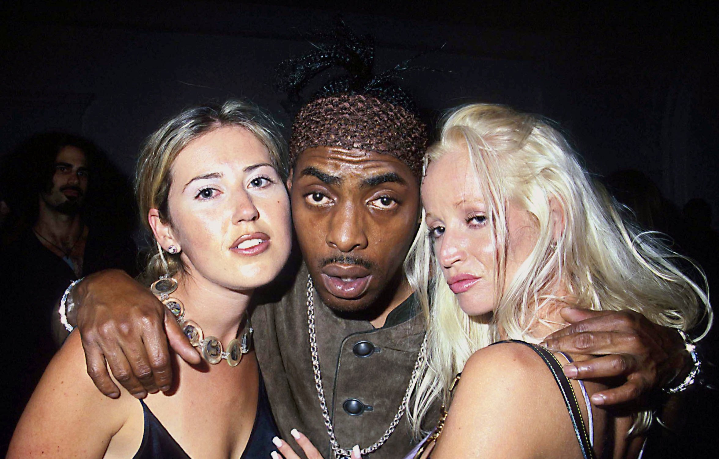 Mit zwei weiblichen Fans posiert US-Rap-Star Coolio am 25.8.2001 in Los Angeles fŁr die Fotografen.