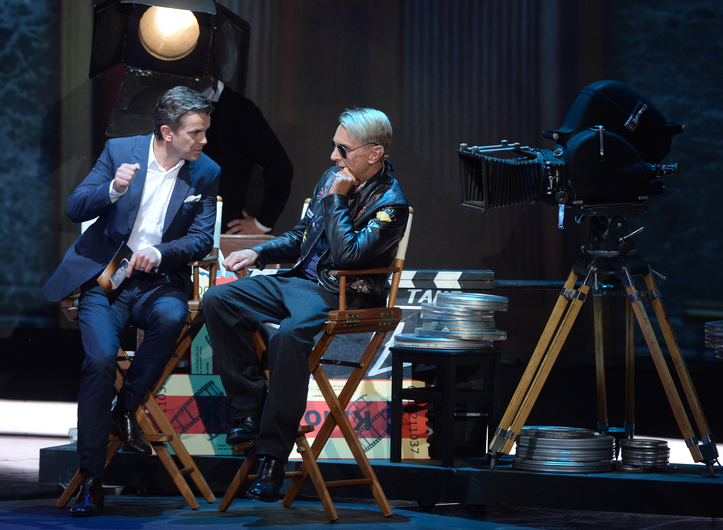 Moderator Markus Lanz (l) unterhšlt sich am 04.10.2014 mit dem Modedesigner Wolfgang Joop in der ZDF-Show "Wetten, dass.....