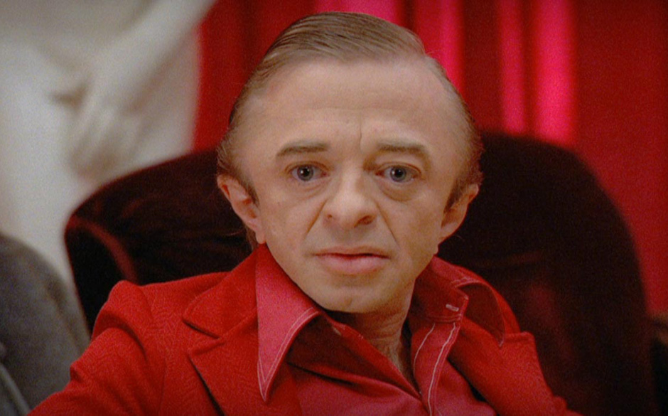 The Man From Another Place (Michael J. Anderson).
Der rot gekleidete, rückwärts sprechende Zwerg ist eine Schlüsselfigu...