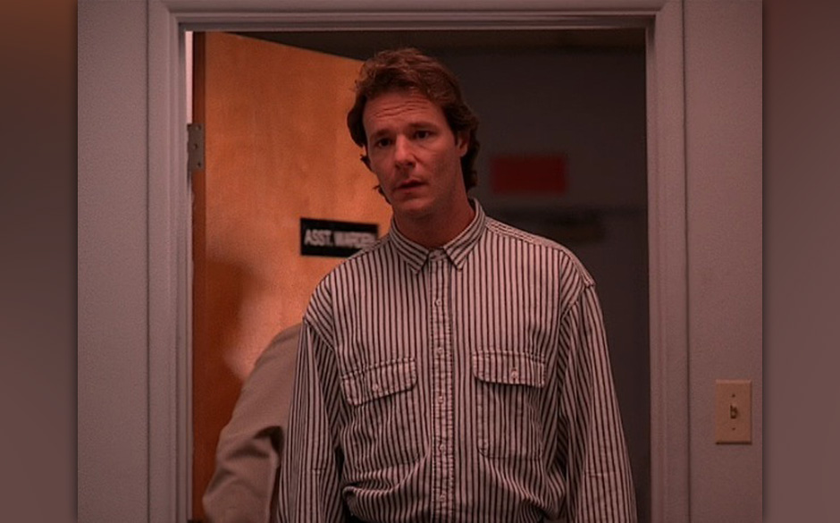 Hank Jennings (Chris Mulkey).
Ein Übeltäter klassischer Gangster-Schule (lutscht an einem symbolträchtigen Dominostein)...