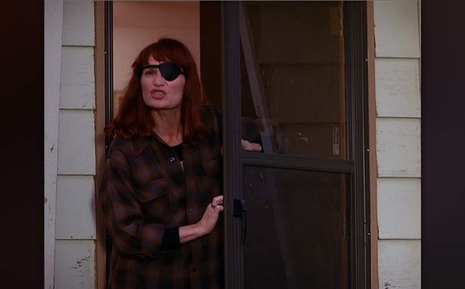 Nadine Hurley (Wendie Robie).
Wohl eine der skurrilsten Personen im Twin-Peaks-Universum. Mit Augenklappe und Gedächtnisv...