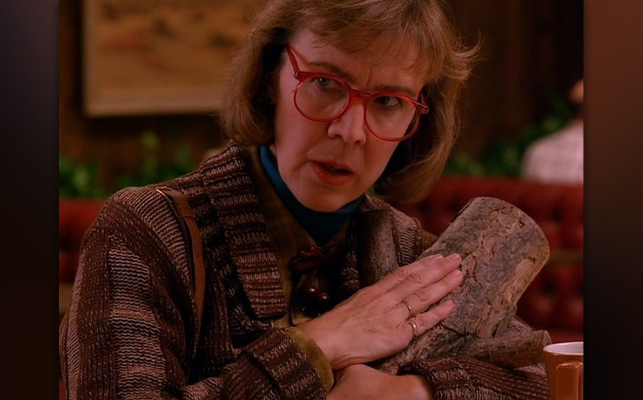 The Log-Lady (Catherine E. Coulson).
Die Log-Lady wusste, dass die Eulen nicht das sind, was sie scheinen – und führte ...