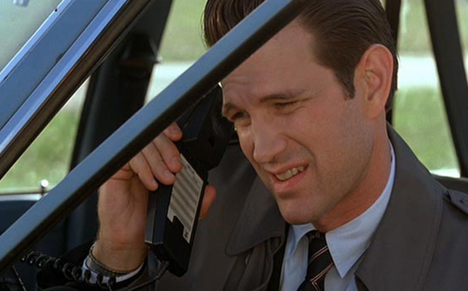 Chester Desmond (Chris Issak).
Die Storyline des FBI-Agenten aus dem Kinofilm ist ungelöst. Er verschwand spurlos, womög...