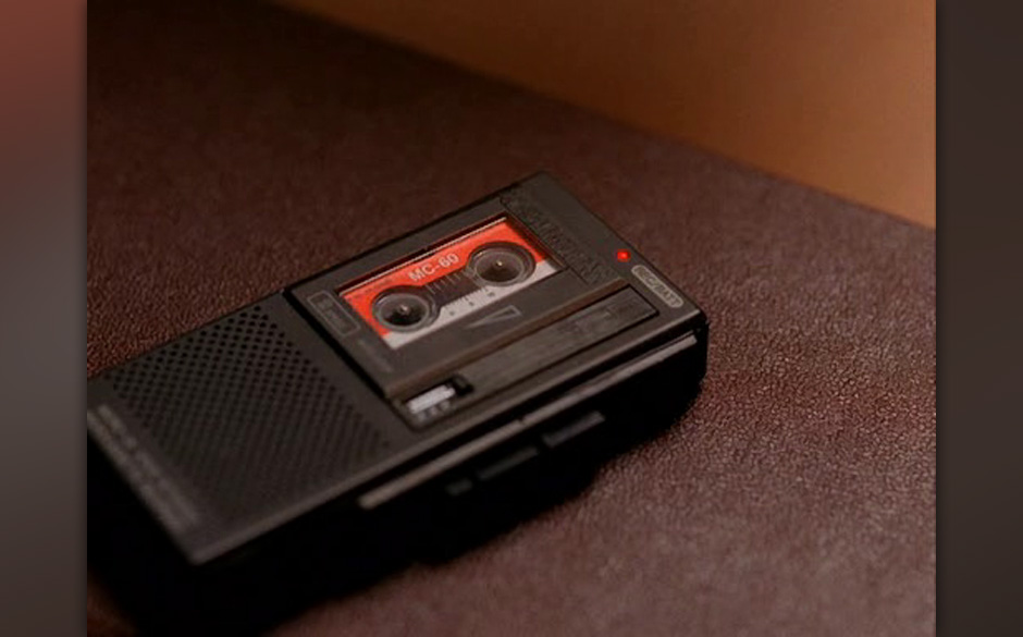 Diane (Tonbandgerät).
Coopers Kollegin, die er per Ansprache in ein Tonbangerät adressiert. Zu sehen ist sie nie. Gibt e...