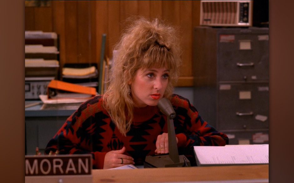 Lucy Moran (Kimmy Robertson).
Die leicht doofe Lucy mit der Piepsstimme war zu keiner Zeit in "Twin Peaks" durch irgendwas...
