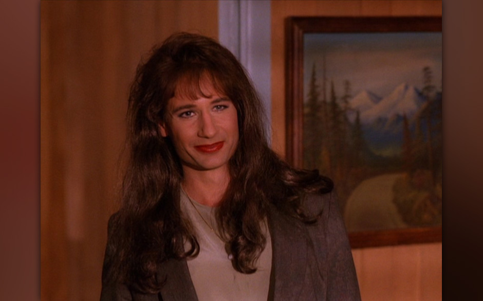 Dennis / Denise Bryson (David Duchovny).
David Duchovny spielte vor "Akte X" den crossdressenden Agenten in vier Folgen de...