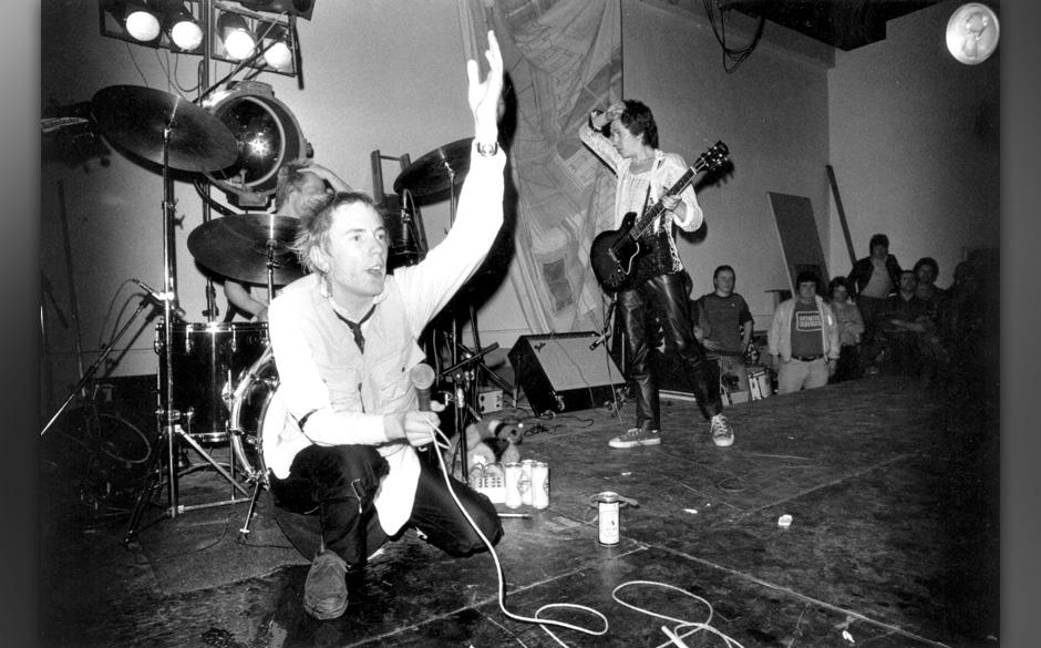97. Steve Jones. Holidays In The Sun – Sex Pistols, 1977. Trotz des Anti-Könner-Gehabes der Pistols, konnte Steve Jones...