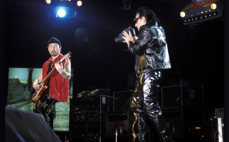 Er spielt fast zwei Minuten, ehe der Gesang einsetzt, denn er habe den „ultimativen U2-Livesong schaffen wollen“.