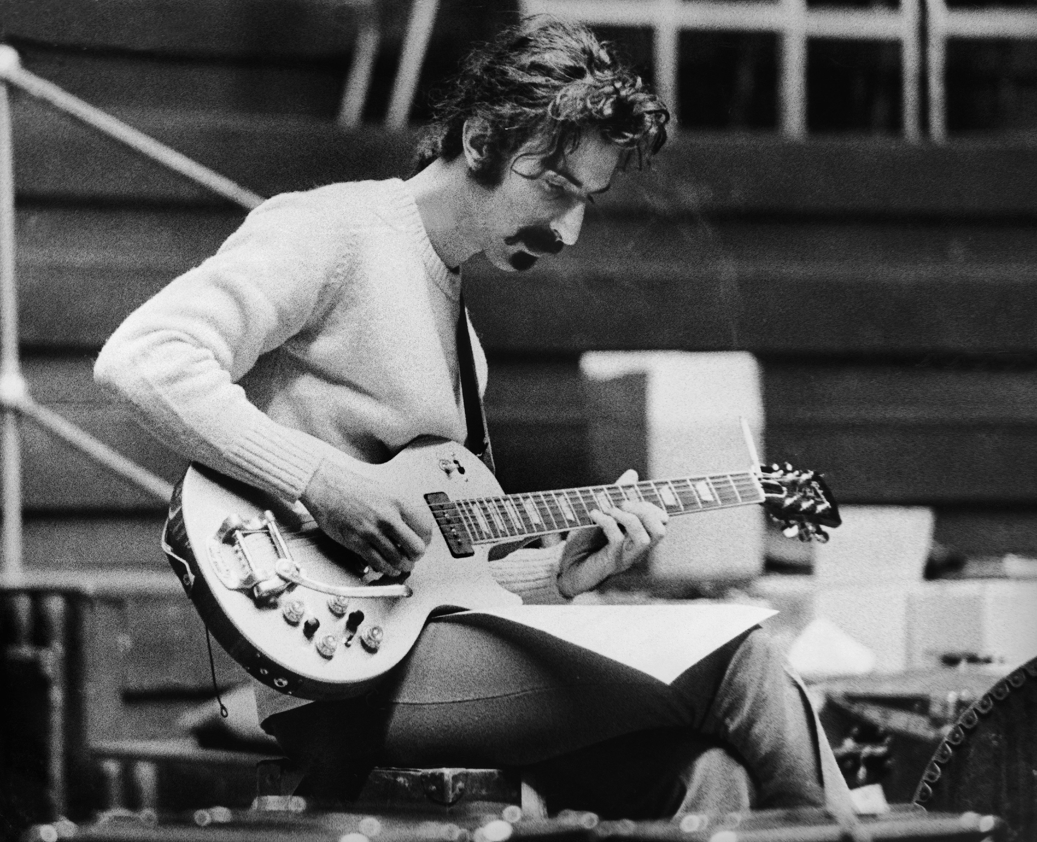 Und die tiefe Stimme? Stammt von Zappas Sandkastenfreund Captain Beefheart.