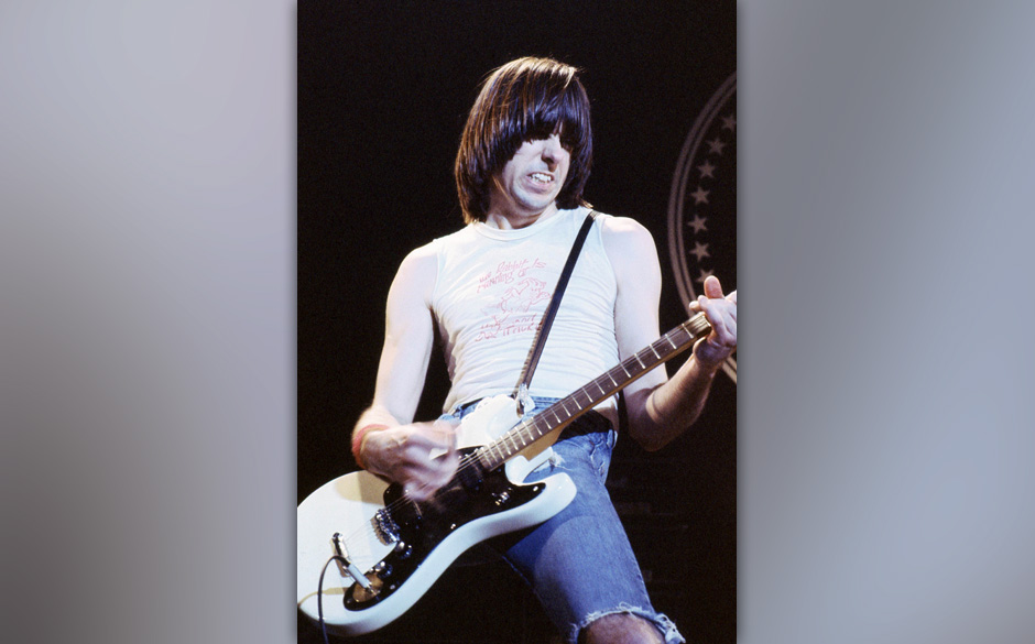 28. Johnny Ramone. Blitzkrieg Bop – Ramones, 1976. Dieser Waffenruf der Ramones hat kein Gitarrensolo, weil Johnny Ramon...