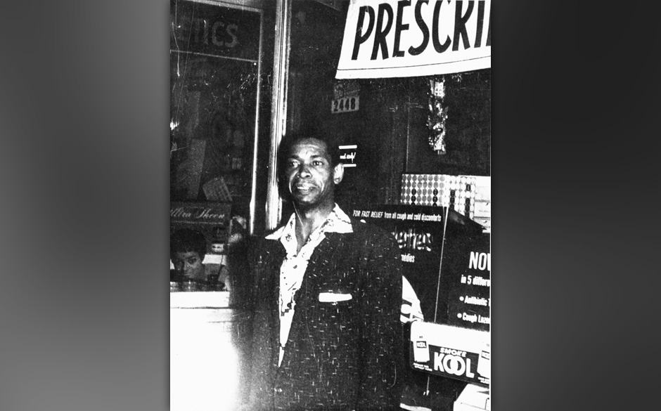 von einem ländlichen Blues in einen verstärkten Shuffle voller rastloser, verstörender Aggressivität.