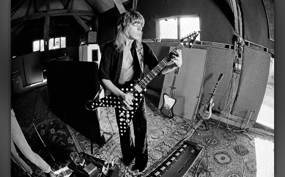 Das blitzsaubere Solo von „Crazy Train“, das er beim Hören der Bänder mit den anderen Spuren komponiert hatte, löst...