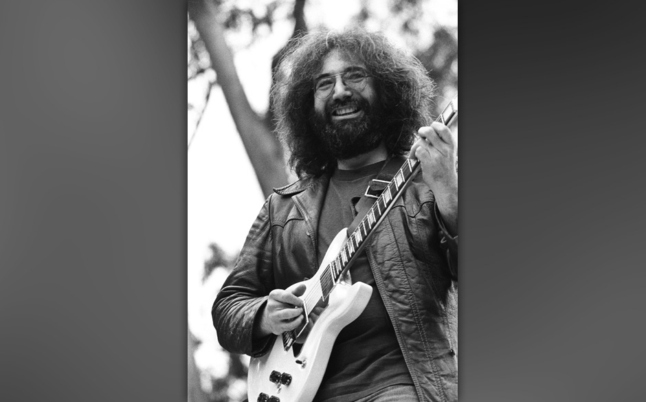 Eingerahmt von Bob Weir und Phil Lesh, erfüllt Garcias freie Improvisation die „Diamantendämmerung“ des Songs mit Le...