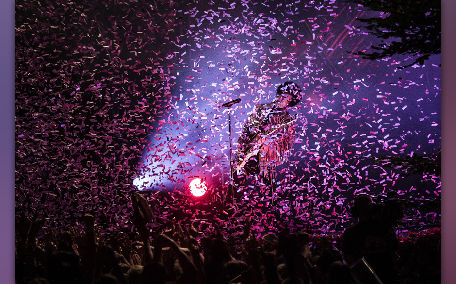 Zum Teil live eingespielt, schraubt sich  das Stück acht Minuten lang empor, Prince‘ Gitarre wird zur Verlängerung sei...