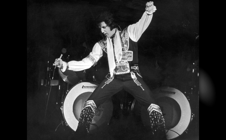 3. Elvis Presley. Text von Robert Plant: Es gibt einen Unterschied zwischen denen, die nur singen, und denen, die mit ihre...