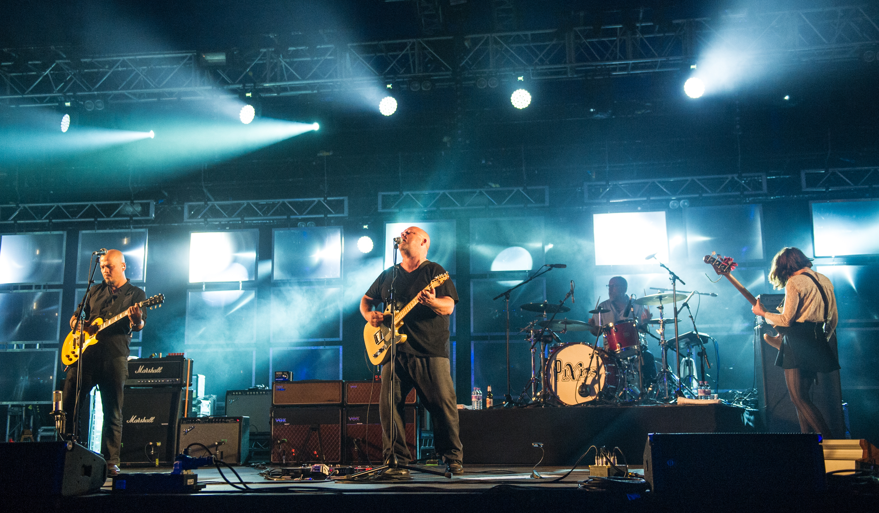 2. Black Francis (Mitte): Sprach 20 Minuten am Telefon – unterbrochen von technischen Störungen –, dann kappte die P...