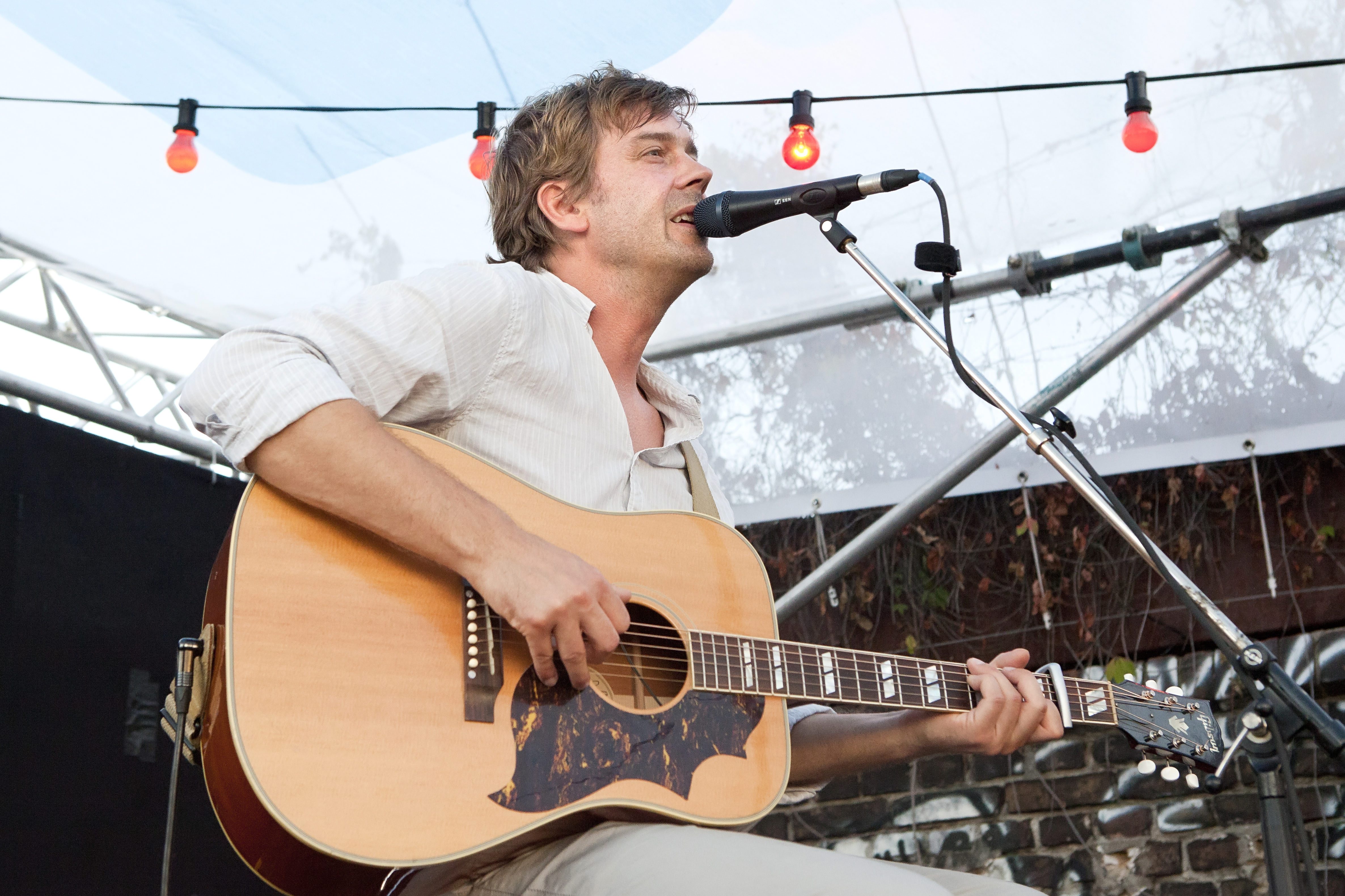 Saenger Niels Frevert  bei einem Konzert auf dem Escobar Sun Deck in Berlin.