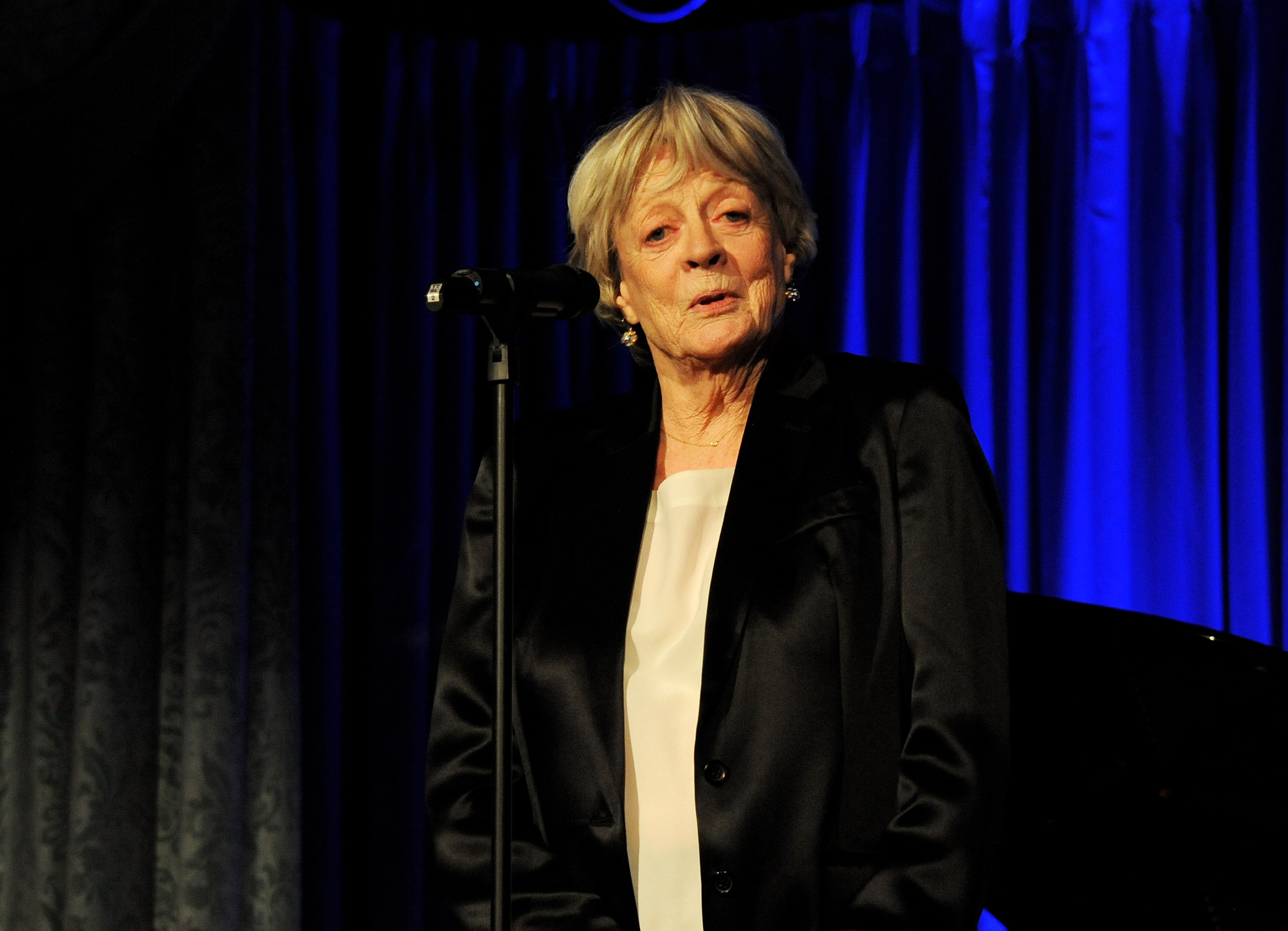 LONDON, ENGLAND - NOVEMBER 17:  Dame Maggie Smith accepts The London Evening Standard Theatre Icon Aawrd at the 59th Londo...