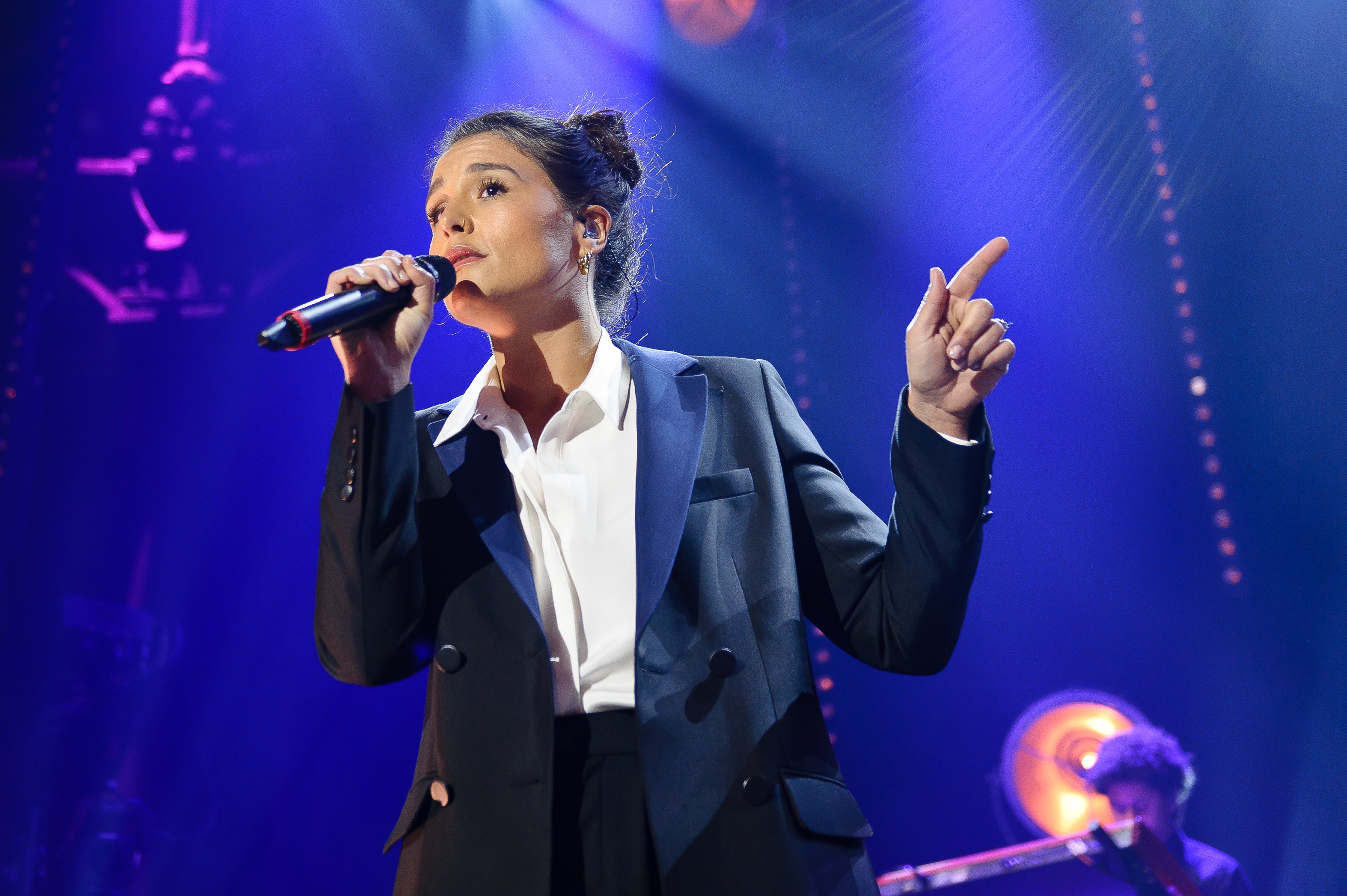 LONDON, UNITED KINGDOM - MAY 30: Jessie Ware performs "Leave your lover" on stage with Sam Smith at The Roundhouse on May ...