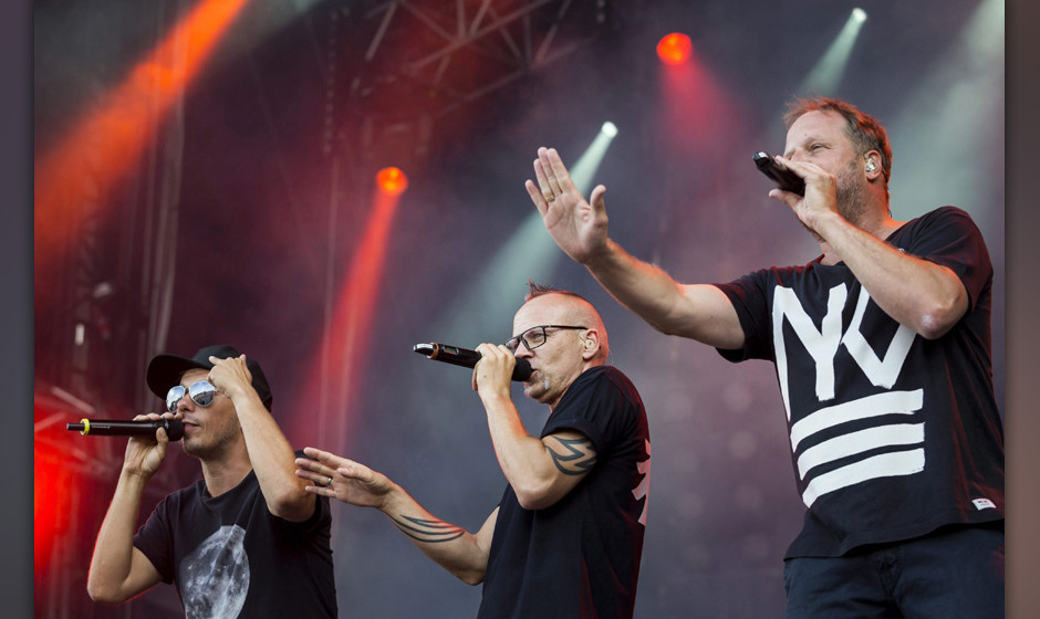 epa04356287 (L-R) Michi Beck, Thomas D and Smudo of German hip hop group 'Die Fantastischen Vier' perform during his concert 
