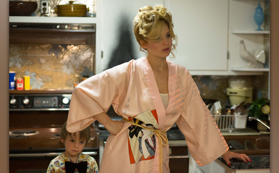 Danny Rosenfeld (Dante & Santino Corbo) behind his mom Rosalyn Rosenfeld (Jennifer Lawrence) in the kitchen at the Rosenfe...