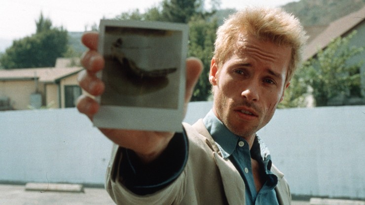 4. Memento (2000).
Nolans Hollywood-Debüt war eine stilistische Meisterleistung. Nicht ein "Whodunnit", sondern ein "Whyd...