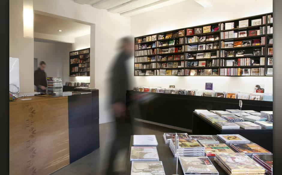 Kontakt: Bernhard Sauer
Telefon: 09131-4 00 08 68 II Telefax: 09131-4 00 08 69
www.derschallplattenmann.de
info@derschallp...