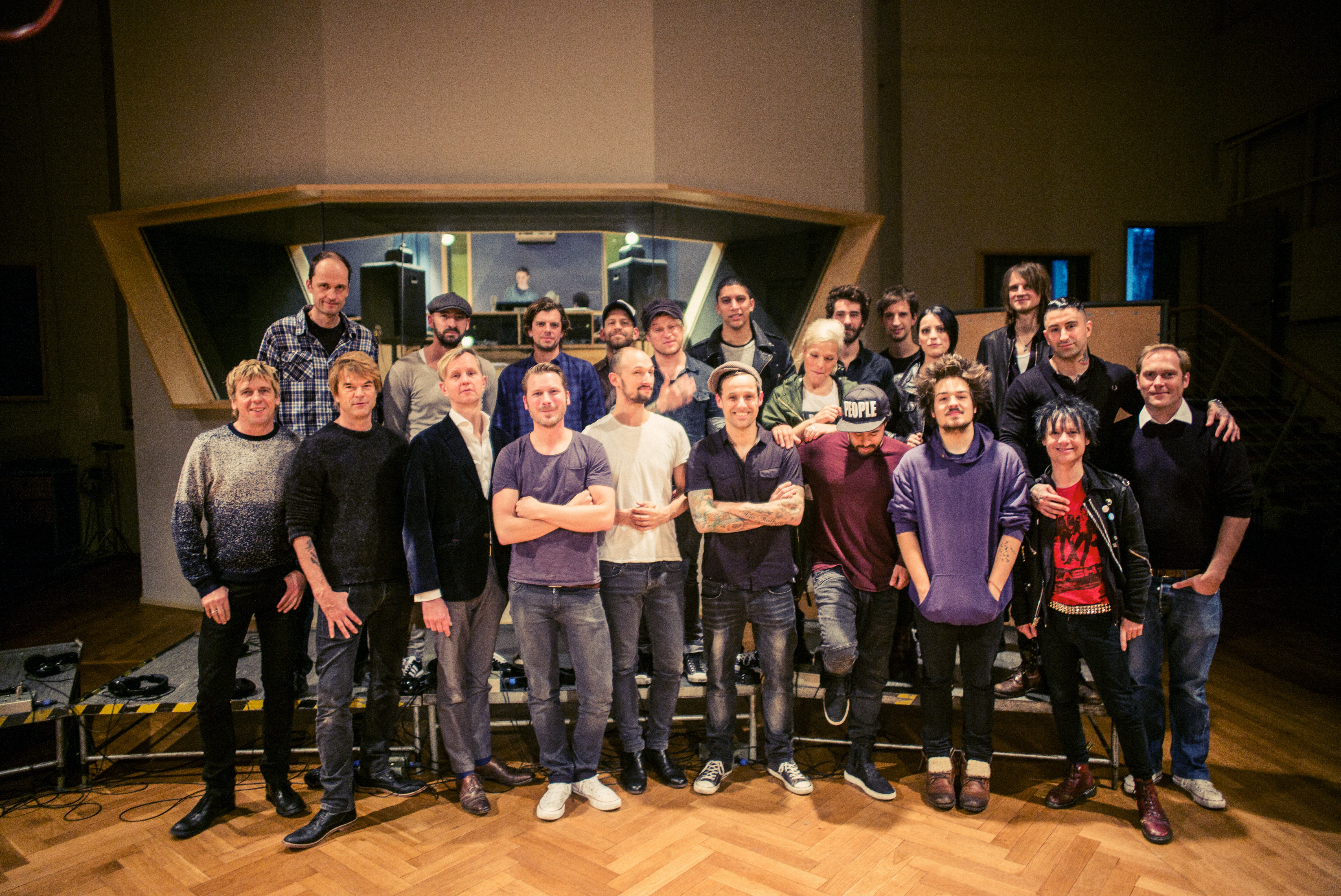 HANDOUT - Das Handout von Jochens Kleine Plattenfirma (JPK) zeigt die Mitglieder der Band Aid 30 am 16.11.2014 in einem Mu...