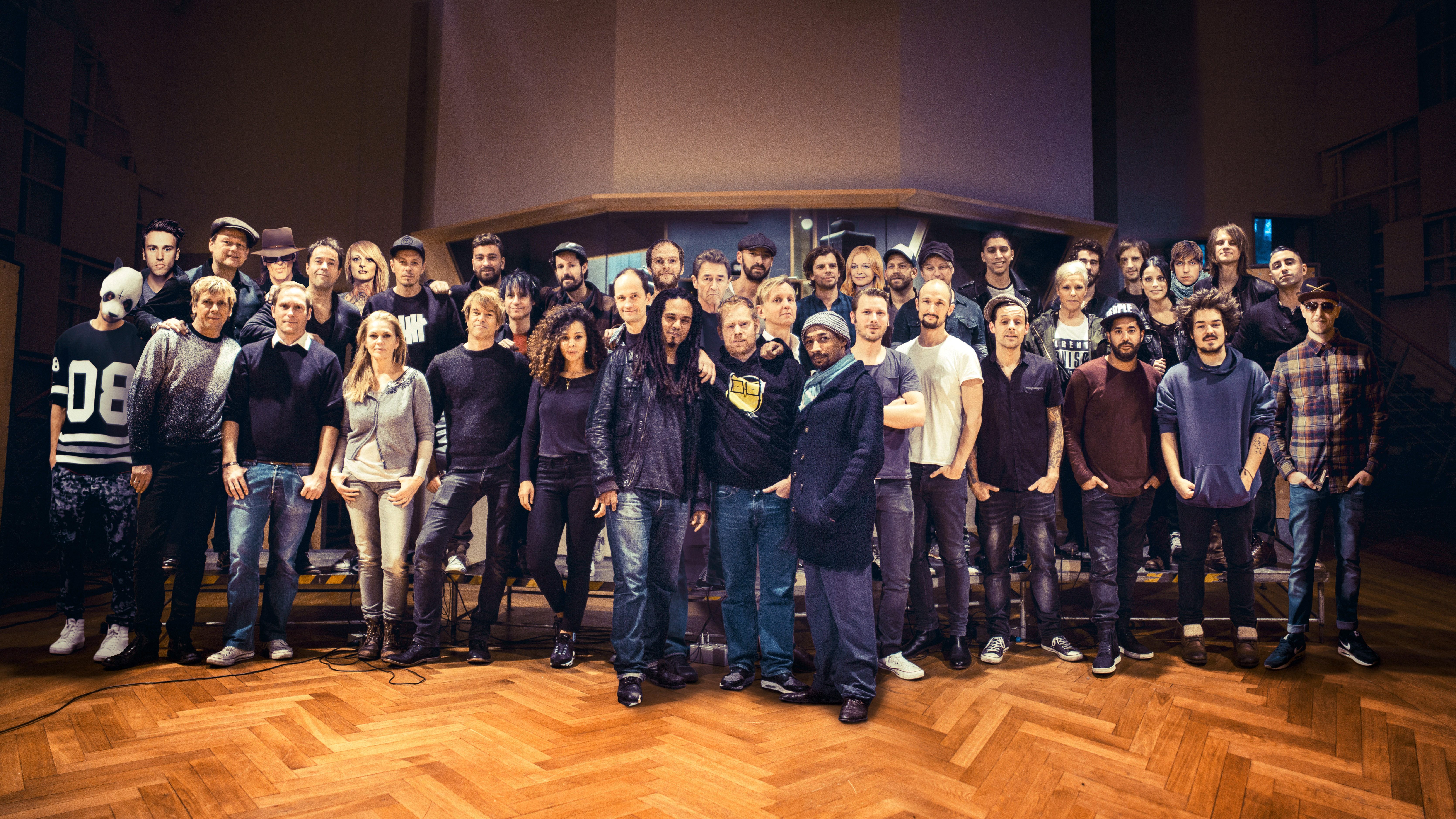 HANDOUT - Das Handout von Jochens Kleine Plattenfirma (JPK) zeigt alle Mitglieder der Band Aid 30 in einem Musikstudio in ...