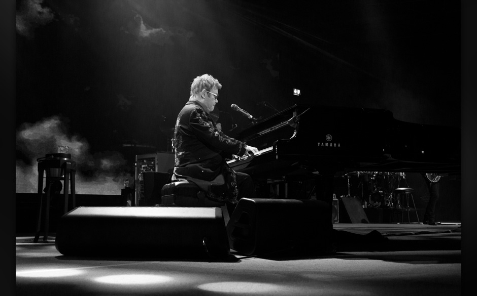 Elton John singt für David Bowie