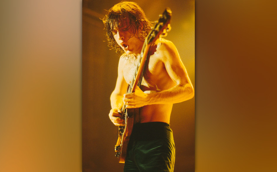 What’s Next To The Moon.
Noch so ein grandioser Fiesling von „Powerage“, der aus dem Live-Kanon gefallen ist. Indian...