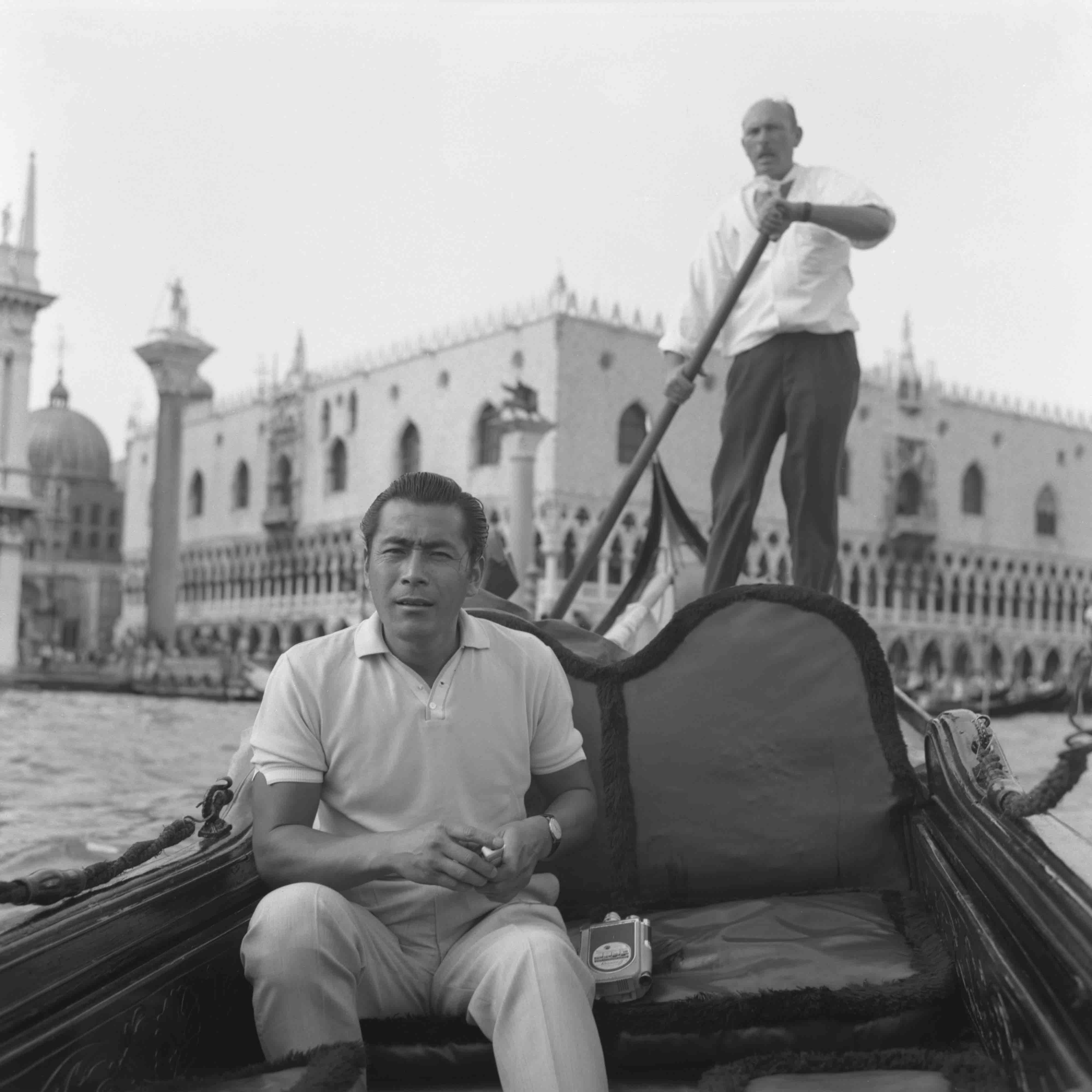 Der japanische Schauspieler Toshiro Mifune (links), der in mehreren Kurosawa-Filmen mitgemacht hatte (unter anderem "Yojim...