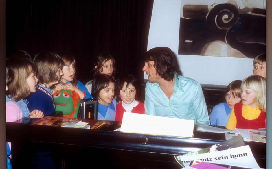 Udo Jürgens (am Flügel), Tochter Jenny (3.v.l.), Freunde, Kinder-Geburtstag, Homestory, Kitzbühel, ; sterreich, 22.01.1...