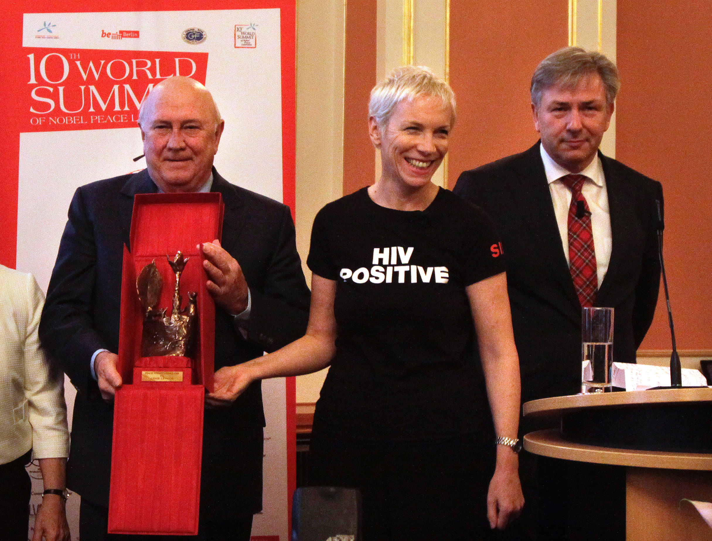 Verleihung des "Peace Summit Award 2009" an Annie Lennox im Roten Rathaus in Berlin. Mit Frederik Willem de Klerk (ehem. P...