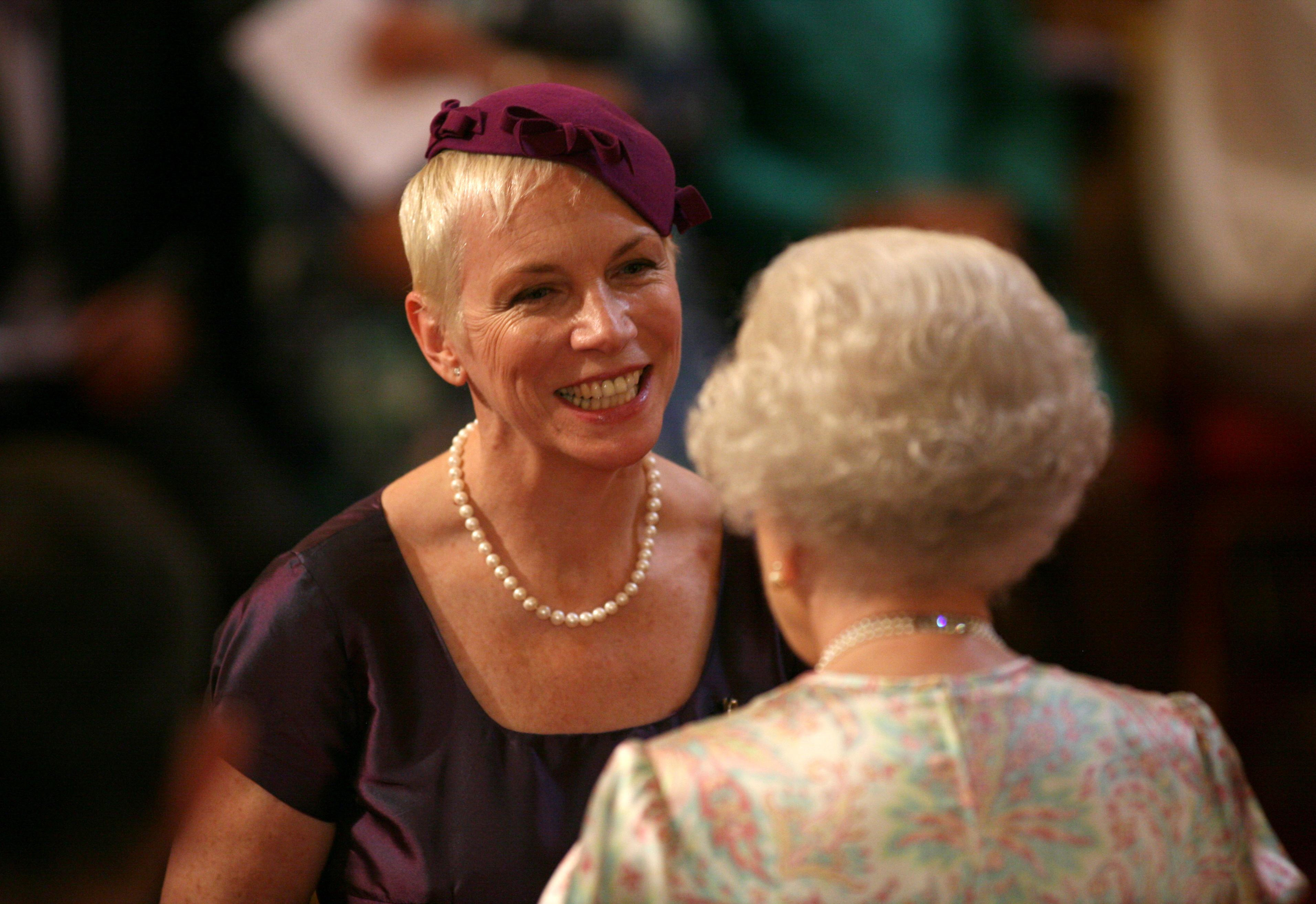 Annie Lennox traf die Queen allerdings schon zuvor im Buckingham Palace. Eine große Ehre, denn sie wurde von der Queen au...