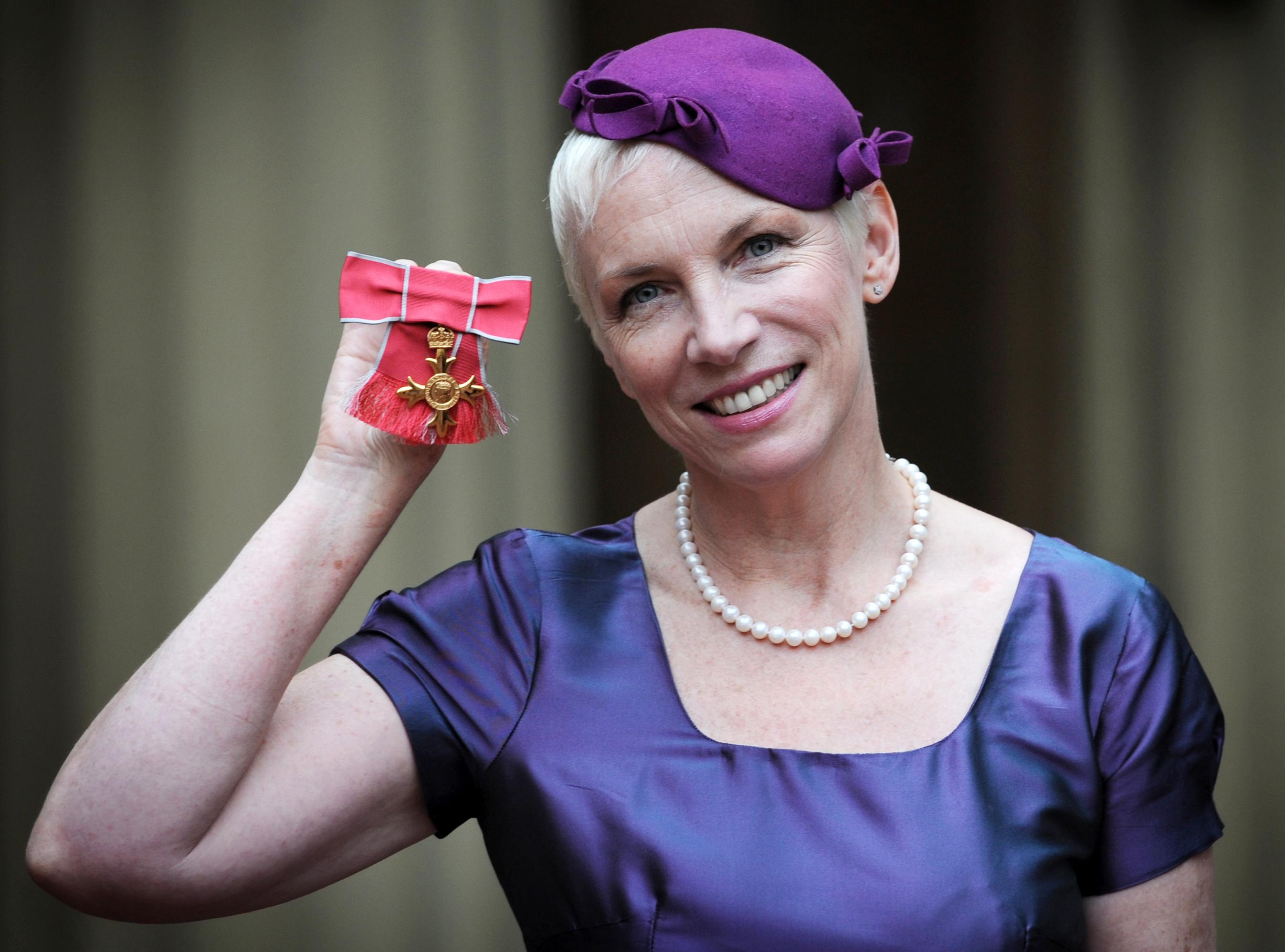 Annie Lennox mit ihrem Orden, dem OBE, den sie von der Königin von England überreicht bekommen hat.