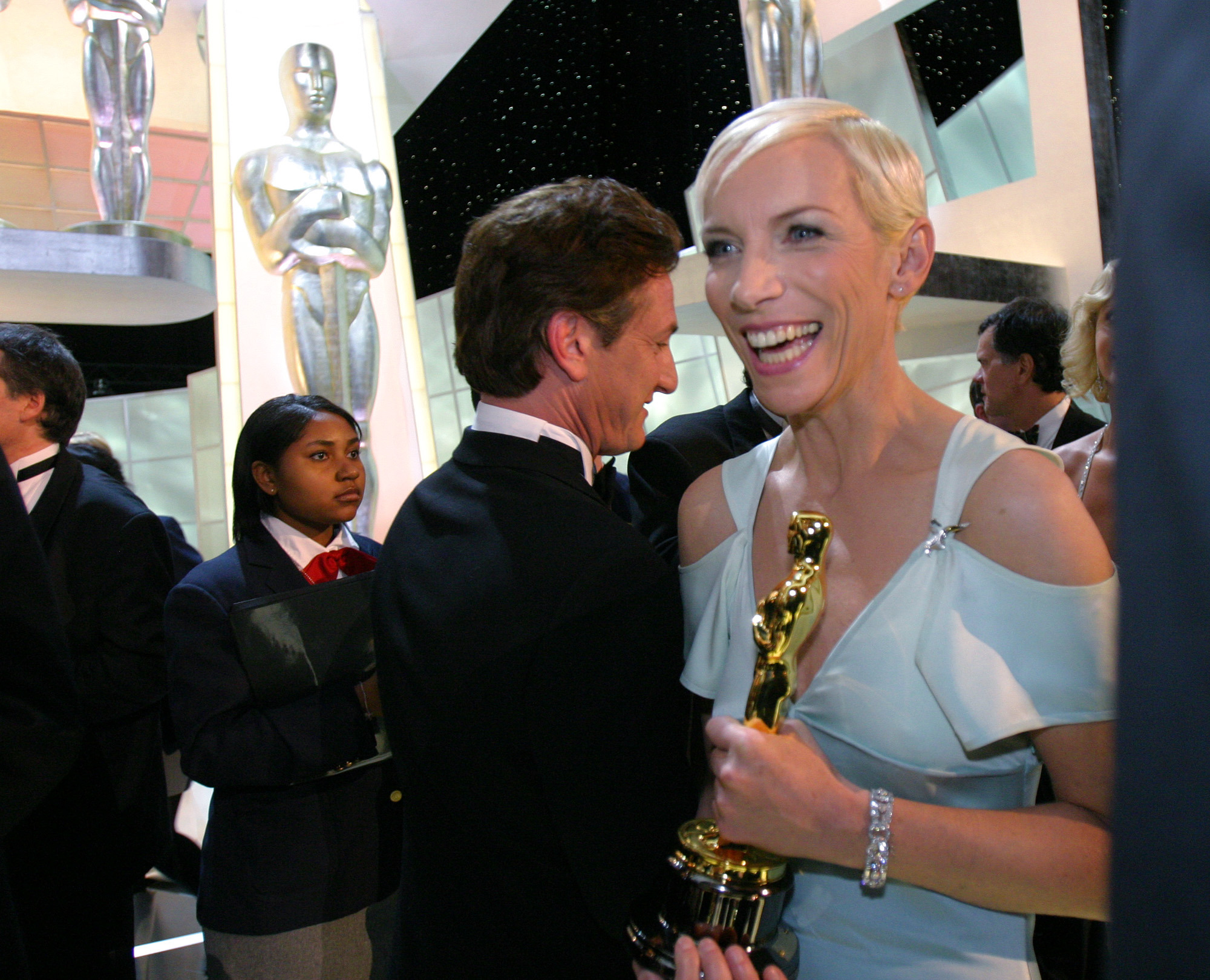 Annie Lennox ganz stolz mit ihrem Oscar in der Hand. Für ihren Song zum "Herr der Ringe"-Film "Die Rückkehr des Königs"...