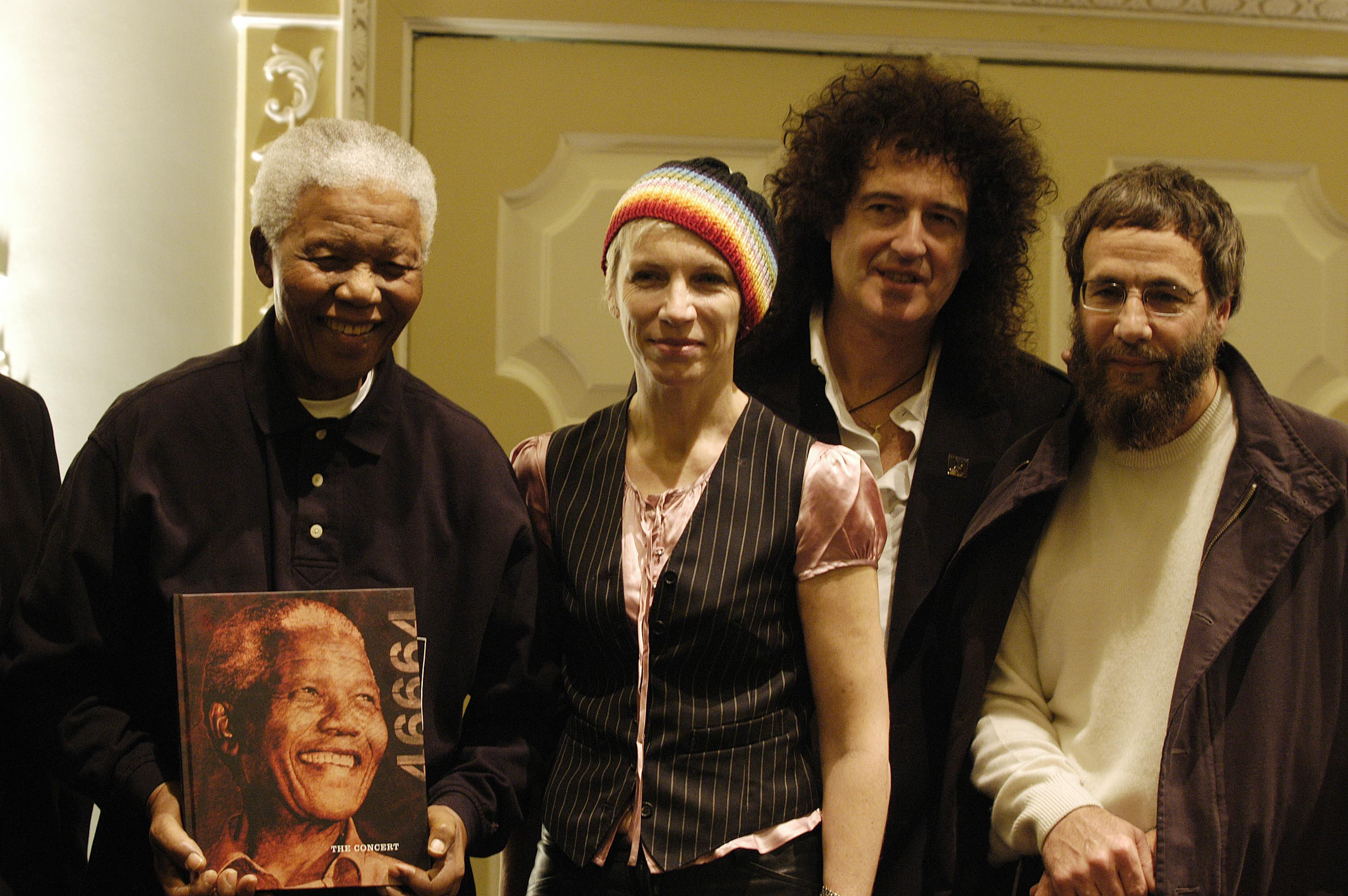 Nelson Mandela mit Annie Lennox, Brian May und Yusuf Islam bei der Veröffentlichung des Buches "46664: The Concert".