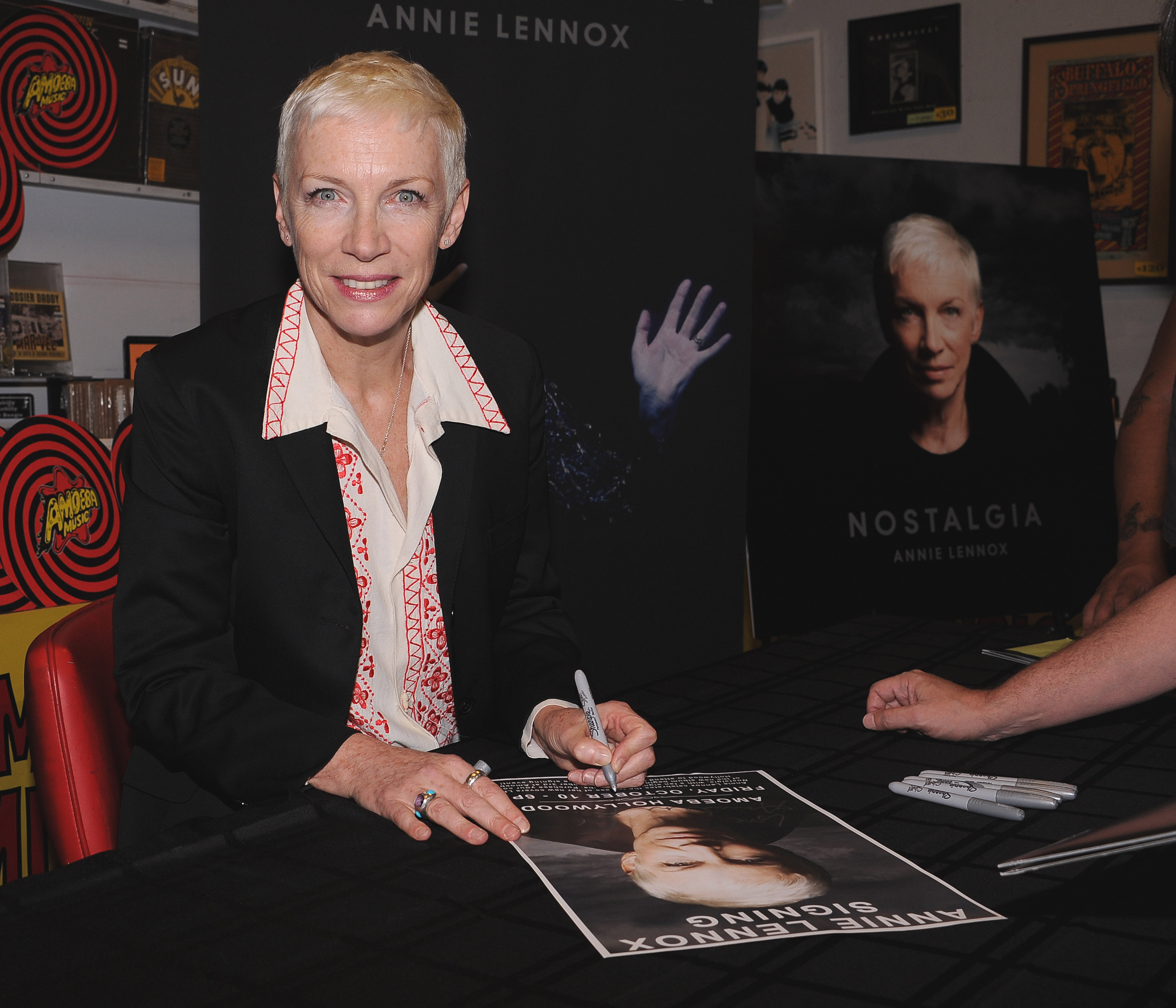 Hollywood 2014: Annie Lennox  signiert ihr neues Album "Nostalgia".