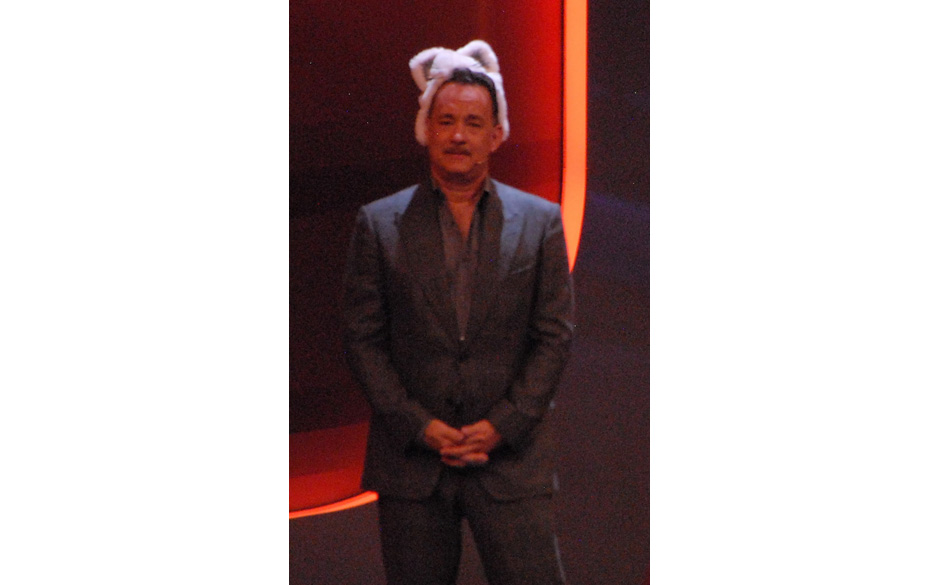 Tom Hanks (2-facher-"Oscar"-Preisträger, Wett-Pate) als Katze von den "Bremer Stadtmusikanten" für "Sackhüpfen-Challeng...