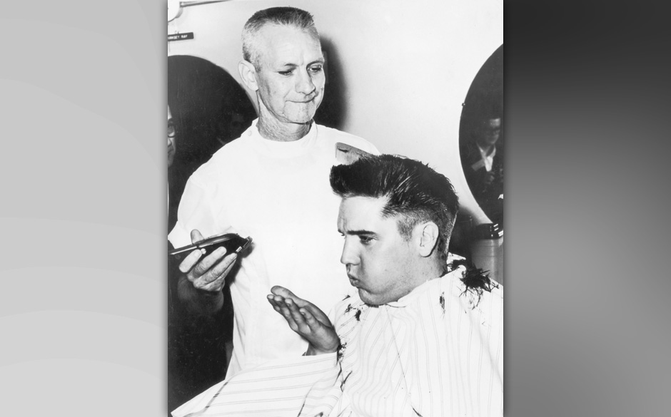 1958: Haarschnitt beim US-Army-Friseur, Fort Chaffee, Arkansas.